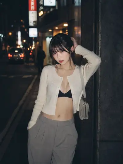 東京の夜の路地でのポートレートプロンプト