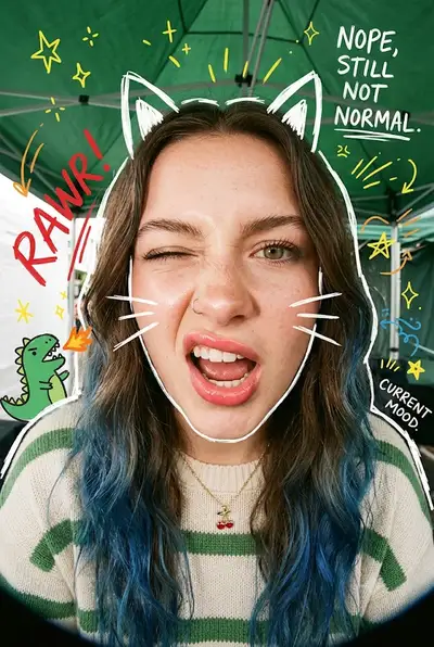 Pôster meme caótico de flash-selfie Gen Z com rabiscos de gatos