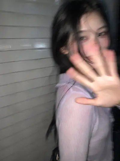 Photo floue au flash accidentel sur un trottoir de Tokyo la nuit