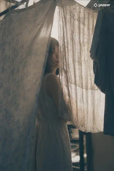 Silhouette façon négatif de film japonais derrière du linge suspendu