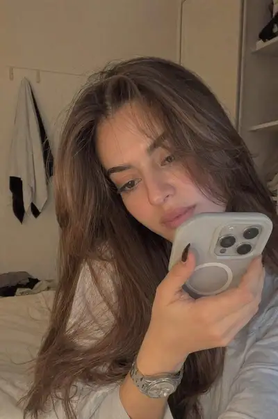 Beiläufiges Handyaufnahme-Video in einem sanft beleuchteten Schlafzimmer