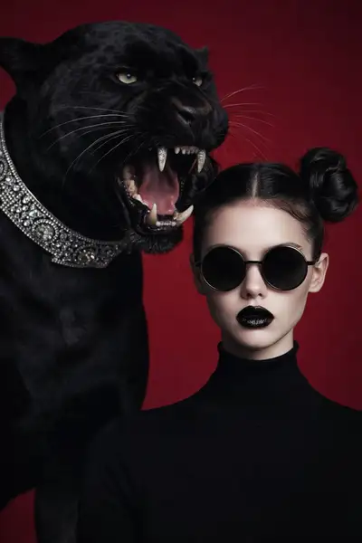 Retrato editorial de alta moda con pantera negra