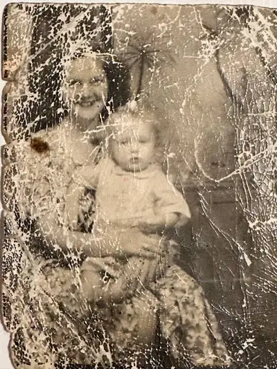 Restaurar uma foto antiga desbotada em um retrato nítido de qualidade DSLR