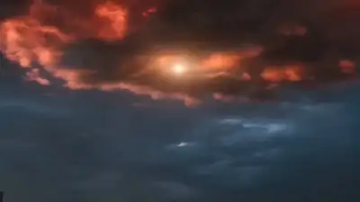 Prompt de vídeo de desastre apocalíptico com meteoro na cidade