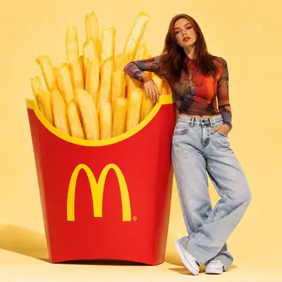 Ensaio fotográfico comercial de estúdio ultrarrealista de uma jovem estilosa apoiada casualmente