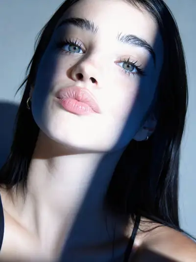 Prompt de portrait beauté en gros plan serré à la lumière naturelle