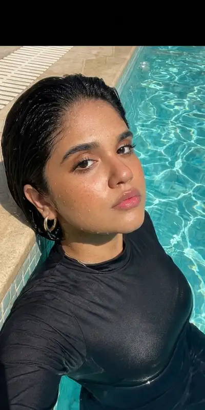 Türkisfarbenes Pool-Nahaufnahmeporträt: Wet-Look-Sommer-Prompt