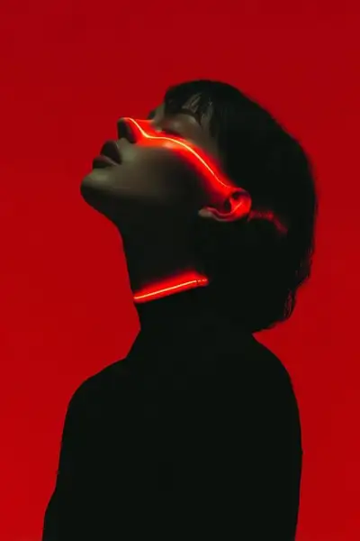 Cyberpunk-Neonporträt – kinematisches Seitenprofil mit futuristischer Beleuchtung