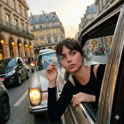 Portrait spontané de fenêtre de voiture vintage au crépuscule, style iPhone RAW