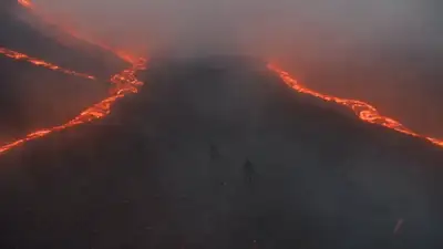Epic Dark Fantasy Duel Video Prompt