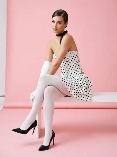 Retro-90er-Editorial-Modefoto, Polka-Dot-Korsett