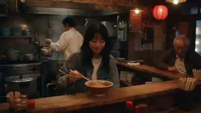 Séquence de gel temporel dans une boutique de ramen cinématographique