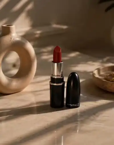 Ultra-realistischer MAC Lippenstift Luxus-Werbevideo-Prompt