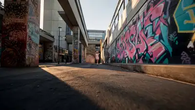 Comercial premium de tênis em cenário urbano com grafite