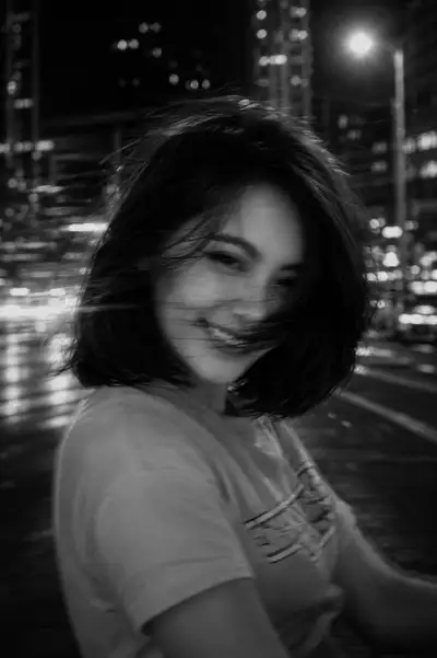 Retrato noturno de rua em preto e branco cinematográfico