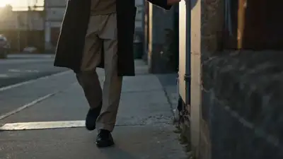 Documental de diseñador de moda que convierte texturas urbanas en una campera (Seedance 2.0)