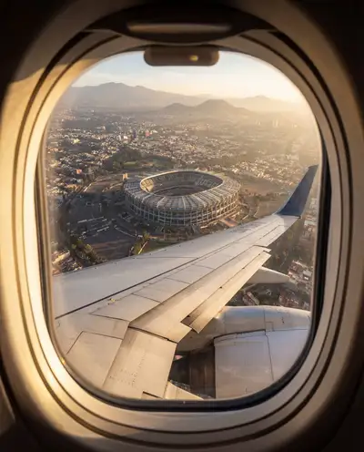夕暮れ時の飛行機の窓から見た空撮風景