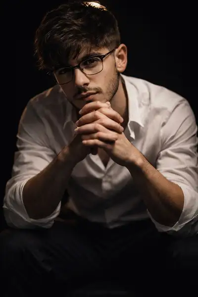 GQ-Style-Editorial-Porträt mit dramatischer Overhead-Studiobeleuchtung