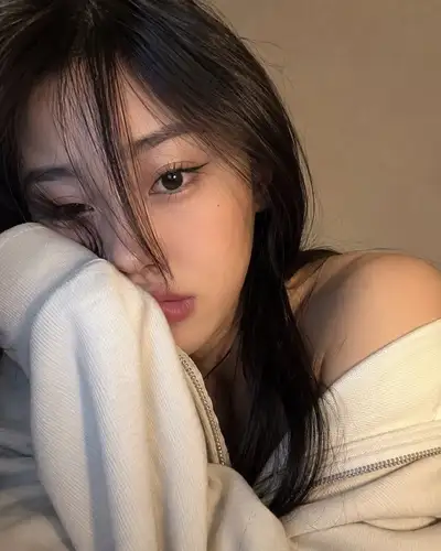 舒适连帽衫特写自拍肖像，GPT Image 2