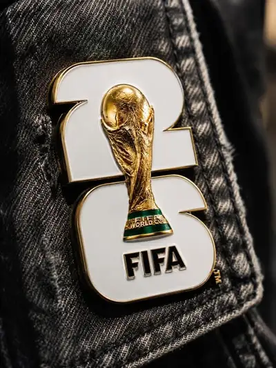 Toma macro de un pin de esmalte de equipo de la Copa del Mundo sobre mezclilla