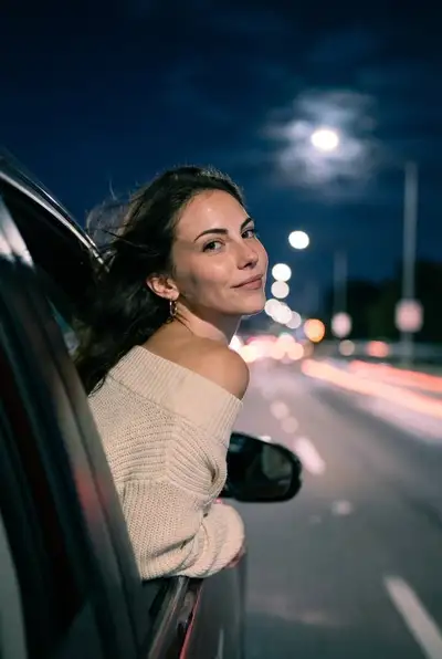 Cineastisches Nachtfahrt-Porträt am Autofenster