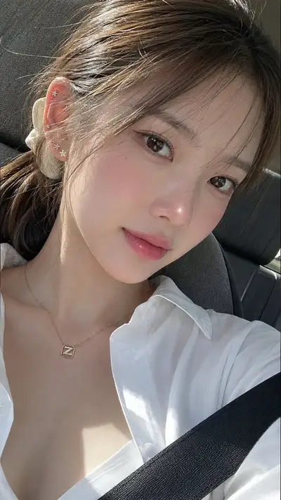 Extreme Nahaufnahme eines koreanischen Beauty-Selfies im Auto, GPT Image 2