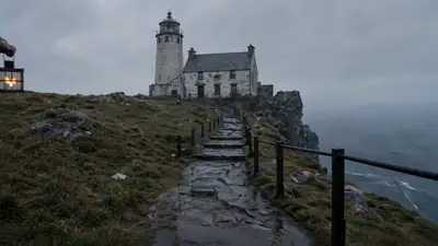 Un vieil homme court vers un phare avec une lanterne lumineuse, vidéo