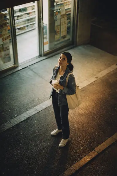 夜の街角でのキャンドリッドストリートファッション撮影
