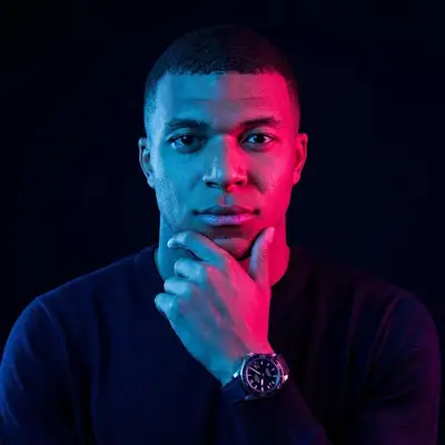 Retrato de estudio masculino con iluminación dividida de neón azul y rosa
