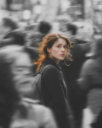 Retrato de rua cinematográfico com cor seletiva e desfoque panorâmico