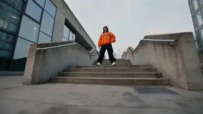 Prompt de Vídeo de Moda Urbana Cinematográfica