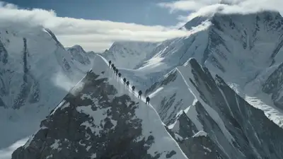 Prompt de Video de Drama de Supervivencia de Avalancha en el K2