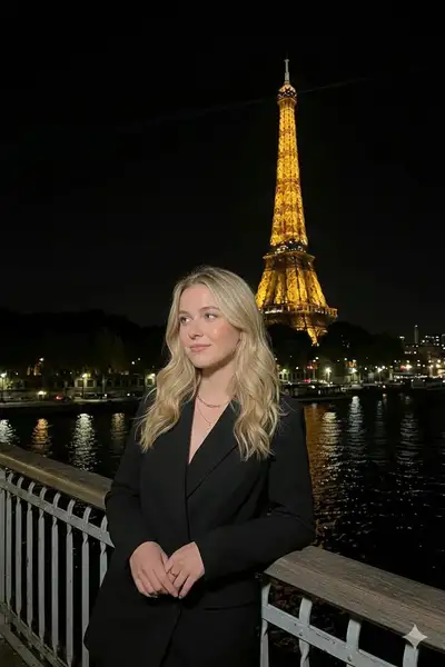 Retrato con flash frente a la Torre Eiffel de noche