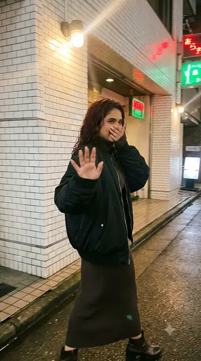 霓虹灯下东京人行道夜间抓拍人像