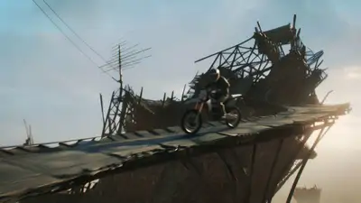 Course-poursuite en moto à travers des passerelles suspendues en ruine qui s'effondrent