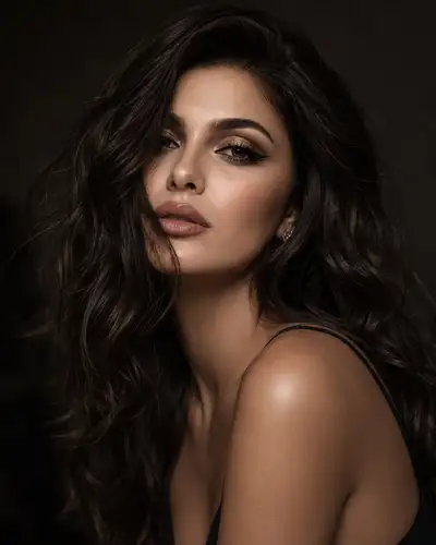 Retrato de beleza em close-up com atmosfera intensa e uma identidade de referência