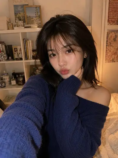 Selfie dans une chambre cosy avec pull épaules dénudées pour GPT Image 2