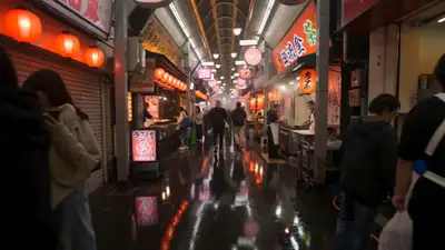 Promenade à la première personne dans un marché nocturne asiatique sous la pluie