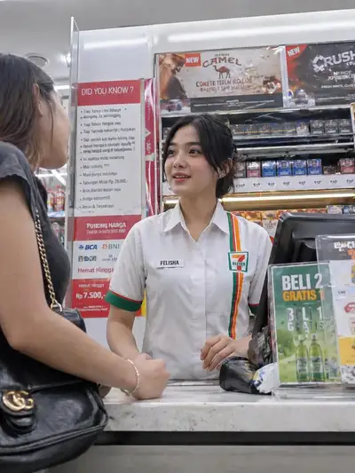 コンビニレジ店員のさりげないスナップ写真