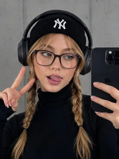 Ultra-Realistic Mirror Selfie Portrait Prompt