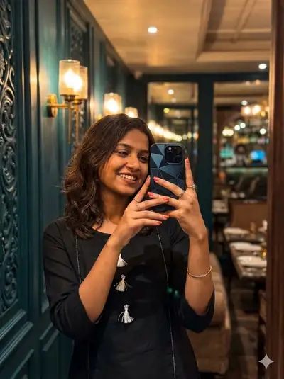 Photorealistic Mirror Selfie Portrait Prompt