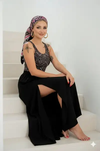Foto de cuerpo completo de una mujer en escaleras blancas