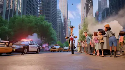 Girafa empinando uma moto de trilha pela cidade de Nova York