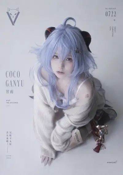 Coser-Konzeptplakat, das Cosplay-Identität mit Editorial-Mode verbindet