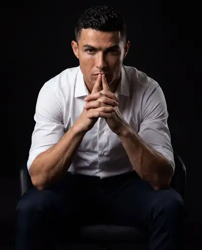 Dramatisches Low-Key-Studio-Porträt in nachdenklicher Pose