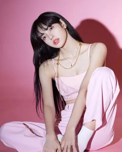 Retrato de moda editorial ultrarrealista de una mujer de Asia Oriental