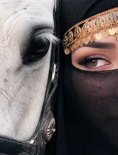 Retrato em closeup extremo de uma mulher com véu ao lado de um cavalo branco