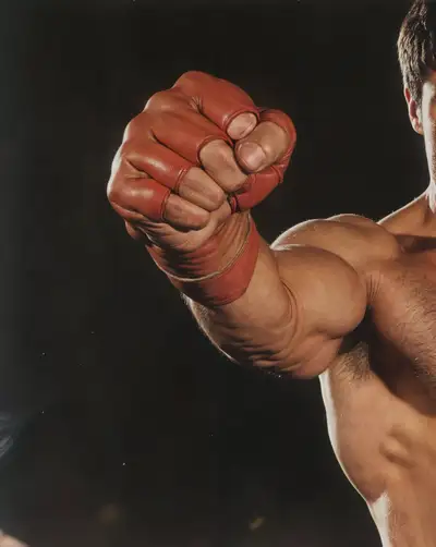 Gros plan dynamique sur un poing de Street Fighter