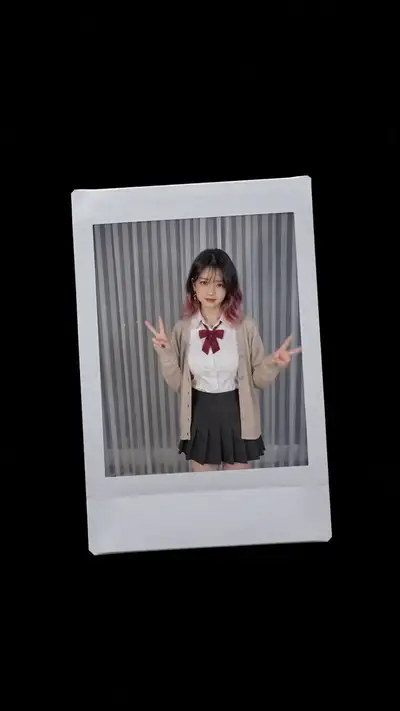 Concepto de foto instantánea espacial donde las polaroids impresas se apilan en la cámara