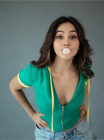 Portrait ultra-réaliste d'une femme soufflant une bulle de chewing-gum